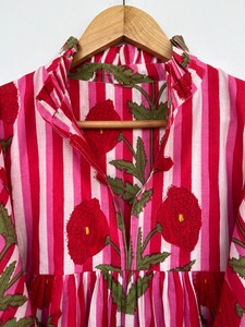 Robe longue en coton rouge à rayures florales pour femme, manches bouffantes, col à revers, silhouette trapèze, à volants, vente en gros de boutique du Rajasthan - Product Image 2