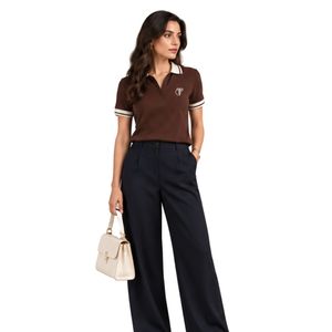Polo à manches courtes avec bordure contrastée marron et pantalon plissé noir à jambes larges, tenue décontractée élégante pour femmes - Product Image 4