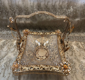 Plateau de présentation carré miroir avec bords à motifs de vigne dorée et un dôme central en cristal ; disponible à prix de gros. - Product Image 5