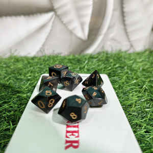 Jeu de dés polyédriques authentiques en polyuréthane noir, 7 pièces, DND Horn pour jeux de table à prix avantageux - Product Image 3