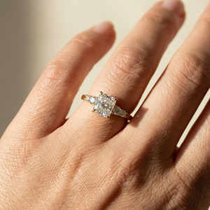 Bague de mariage unisexe en or jaune 14 carats avec diamant de laboratoire taille princesse solitaire de 2 carats et 4 accents, certifiée IGI, de luxe - Product Image 6