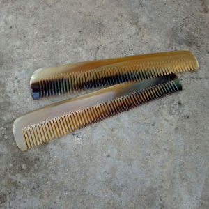 Peignes en corne de buffle naturelle faits à la main – Peignes à dents larges et fines, antistatiques, accessoires de toilettage de luxe écologiques - Product Image 3