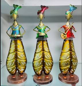 Ensemble de figurines métalliques de musiciens folkloriques indiens traditionnels (Lot de 3) - Design Art Déco à motif vertical, articulées, pour Diwali et mariages - Product Image 3