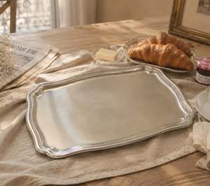 Plateau de service en acier inoxydable résistant à la rouille, au design créatif, pour une brillance durable, une robustesse et un attrait vintage luxueux lors de la mise en place d'une table élégante. - Product Image 2