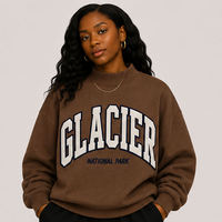 Sweat-shirt marron à col montant avec motif en relief crème, bordures côtelées marron, coupe décontractée, manches longues pour tenues décontractées