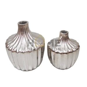 Vase à fleurs de créateurs en métal coulé en aluminium mat argenté dernier modèle vases en métal modernes petits vases en métal ronds en métal bon marché à vendre - Product Image 1