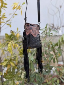 กระเป๋าถือโทรศัพท์มือถือแบบขายส่ง หนังวัวแท้ แต่งขนเฟอร์ ขอบหนังแกะสลักลายด้วยมือ กระเป๋าสะพายข้างขนาดเล็ก กระเป๋าคล้องมือ กระเป๋าสะพายไหล่ - Product Image 2