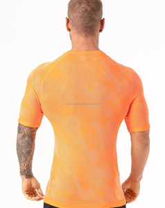 เสื้อออกกำลังกายผู้ชายแบบกำหนดเองได้ คุณภาพสูง กระชับกล้ามเนื้อ แห้งเร็ว ระบายอากาศได้ดี ผลิตจากผ้าสแปนเด็กซ์และโพลีเอสเตอร์ แขนสั้น - Product Image 2