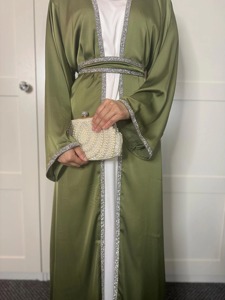 Glamorosa Abaya Verde Esmeralda para Mujer, Acabado Satinado Sedoso, Vestido Islámico Modesto de Lujo, Ropa de Noche para Ocasiones Especiales, Moda de Dubái - Product Image 3