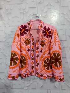 Veste courte en tricot floral brodée Suzani pour femmes Hak Enterprises, style ethnique traditionnel vintage en toile de coton - Product Image 5