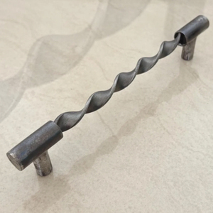 Poignées de tiroir en fer torsadé faites à la main, poignées de meuble rustiques noires, poignée de meuble en fer forgé à la main, poignée spirale en fer forgé, noir rustique - Product Image 3