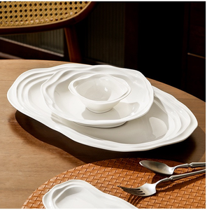 Vajilla de cerámica blanca de diseño ondulado único, estilo escandinavo moderno, textura brillante, libre de BPA, ideal para el hogar, cafetería o como regalo. - Product Image 2