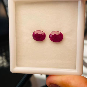 Par de rubíes naturales de corte ovalado de 11.65 quilates, sin calentar ni tratar, calidad AAA con un brillo excelente y un color agradable a un precio económico. - Product Image 1