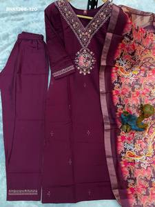 Nouvelle variété de vêtements occasionnels en viscose et soie, avec broderies multi-fils et travail manuel, Kurti-Pant & Dupatta, fournisseur de Surat. - Product Image 6