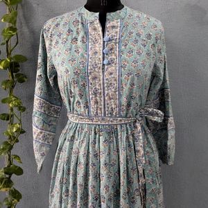 Robe en coton doux imprimé de blocs avec décoration de boutons Robe d'été tissée à manches longues-Taille naturelle respirante et durable - Product Image 1