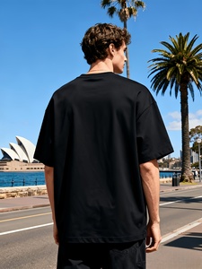 เสื้อยืดผู้ชายทรงหลวมประดับเพชร แขนสั้น คอกลม ลายจุดวิบวับ สไตล์สตรีทแวร์ รับผลิตแบบ OEM ODM แบรนด์ตามสั่ง - Product Image 3