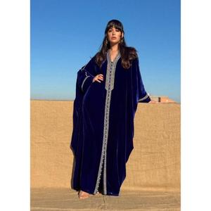 Kaftan en velours de soie surdimensionné de haute qualité, bleu roi, avec décolleté imposant, orné de Sfifas, fait main par Aakaids - Product Image 2