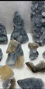 Lot de spécimens minéraux en gros : Grappe de calcédoine bleue naturelle avec druse et calcite, roches de cristal brutes du Maharashtra, Inde - Product Image 4