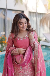 Traje Tradicional Indio Fendy Crush con Bordado de Zari y Lentejuelas, Traje Sharara con Tallas Grandes Disponibles para Bodas - Product Image 4