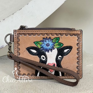 Cartera de Cuero Genuino con Diseño Floral y Correa de Muñeca, Hecha a Mano, con Cierre y Estampado de Vaca, para Uso Diario - Product Image 1