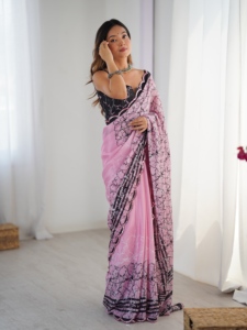 Sari en polyester imprimé numérique rose et noir élégant avec bordure en dentelle miroir pour femme, idéal pour les mariages, coupe classique, longueur ras du sol - Product Image 1