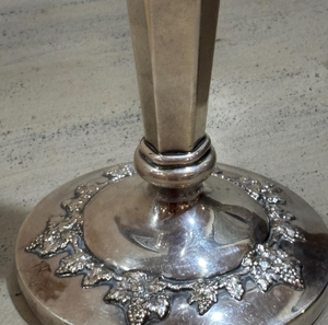 Vase à fleurs élégant et haut de gamme en argent, pot de fleurs métallique détaillé et complexe pour la décoration de la maison, du bureau et des événements, vase artisanal tendance - Product Image 5