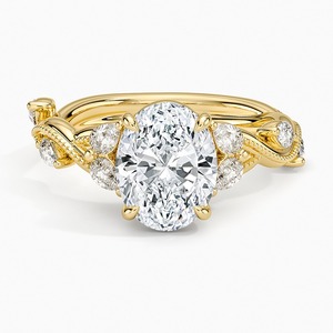 Bague de fiançailles en or jaune avec diamant taille ovale, sertie de griffes et pierres latérales, style classique pour femme - Product Image 1