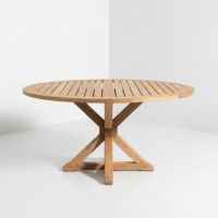 Table de patio ronde contemporaine en bois avec plateau à lattes et base en chevalet croisé pour restaurant, café, hôtel, complexe hôtelier, villa, mobilier contractuel