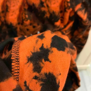 Conjunto Deportivo Unisex con Capucha, Estampado Tie Dye Naranja y Negro, Manga Larga, Corte Holgado, Ropa Urbana para Otoño, con Cierre de Cordón - Product Image 2