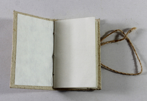 Bloc-notes personnalisé à spirales avec couverture souple en Lokta, papier de chanvre, pétales de fleurs et herbes – Cadeau - Product Image 3