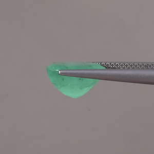 มรกตธรรมชาติ รับรองโดยผู้เชี่ยวชาญ ขายส่งแบบเม็ดเดี่ยว น้ำหนัก 3.19 กะรัต รูปทรงวงรี 11x8 มม. 6 มม. สีเขียวพรีเมียม ขัดเงา/เคลือบน้ำมัน - Product Image 2