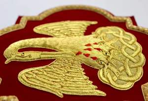 Aplique de Pelícano Bordado a Mano de Lujo para Vestimenta Católica con Efecto 3D en Terciopelo Rojo Oscuro - Product Image 5