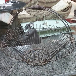 Panier de rangement vintage en métal noir en fil de fer avec un design du milieu du siècle parfait pour l'organisation du salon et les ustensiles de cuisine - Product Image 5