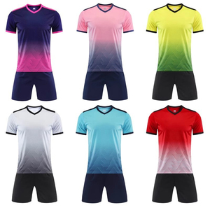 Ensemble d'uniformes de football unisexe : Maillot et short en maille dégradée, kit d'équipe personnalisé, fabrication OEM en gros, vêtements de football - Product Image 3
