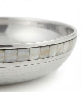 Nouvelle assiette de service ronde profonde de luxe moderne et élégante, design unique, aluminium poli brillant, bordure perlée - Product Image 3