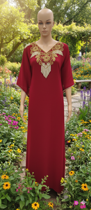 Elegante caftán rojo carmesí con bordados dorados ornamentales y detalles de borlas de perlas. Una opción lujosa para un estilo boutique de alta gama. - Product Image 2