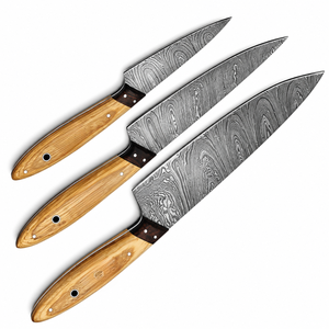 Ensemble de 3 couteaux de cuisine à motif Damas, lames gris argenté, manches en bois brun clair, pour chef, découpe et préparation des aliments - Product Image 3
