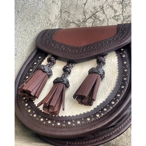 Sporran écossais en cuir véritable de qualité supérieure avec panneau en fourrure contrastant, bordure décorative cloutée et trois pompons en cuir tressé - Product Image 5