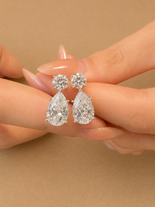 Boucles d'oreilles clous en or blanc 14K avec diamants de laboratoire taille poire 2,5 carats au total (1,25 carat chacune), plaquées or pour femme - Product Image 1