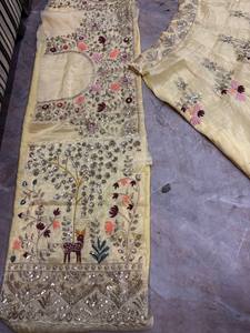 Lehenga Choli brodé or élégant avec dupatta en résille, travail de Zari et de fils multicolores, tenue de mariée de créateur - Product Image 5