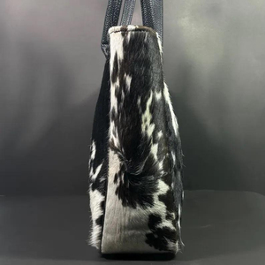Sac à main en cuir véritable pour femme avec imprimé vachette, deux poignées, fermeture à rabat classique, style usage quotidien - Product Image 3