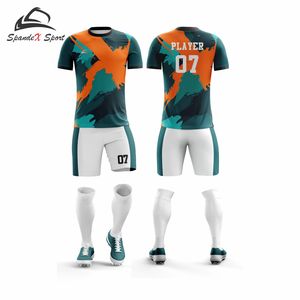 เสื้อฟุตบอลโพลีเอสเตอร์ 100% พิมพ์ลายตามสั่งสำหรับทีมฟุตบอล ระบายอากาศได้ดี แห้งเร็ว แขนสั้น รับผลิตแบบ OEM/ODM พร้อมโลโก้ตามสั่ง - Product Image 1