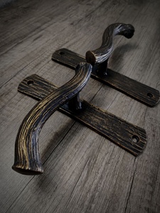 Poignée de portail en fer forgé résistante à la rouille, finition imitation bois, style traditionnel ; accessoire de clôture durable et facile à installer. - Product Image 2
