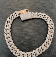 Anillo de compromiso de oro rosa y plata con moissanita de alto brillo, certificado IGI, pieza de diseño premium con artesanía de primera.