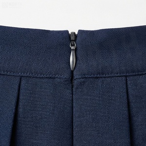 Jupe plissée courte pour femme, couleur unie bleu marine, taille normale, style confortable pour toutes les saisons - Product Image 4