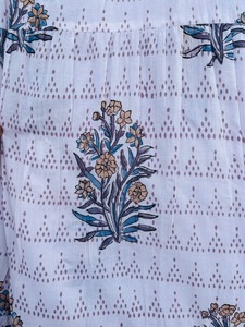 Robe longue en coton à motif floral lavande clair pour femme, manches bouffantes, col noué, vente en gros pour boutiques - Product Image 4