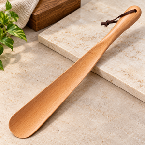 Chausse-pied en bois artisanal avec boucle en cuir, en bois de hêtre lisse, aide ergonomique pour l'enfilage des chaussures, accessoire de rangement pour entrée - Product Image 3
