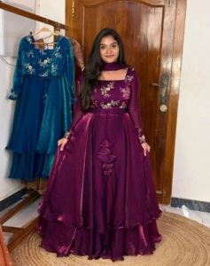 Ensemble Lehenga Dupatta traditionnel pour femme, longueur ras du sol, en tissu viscose vertical, avec ceinture à nouer, tombé fluide et manches longues - Product Image 1