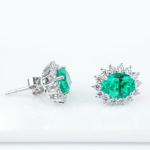 Elegante Conjunto de Joyería con Gema Verde Esmeralda, Aretes con Halo de Diamantes y Collar con Colgante en Plata de Ley - Product Image 3