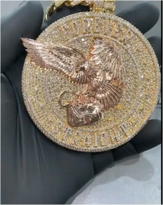 Colgante de diamante moissanita personalizado de moda, elaborado con un diseño único de hip hop, joyería elegante para los amantes de la moda. - Product Image 1